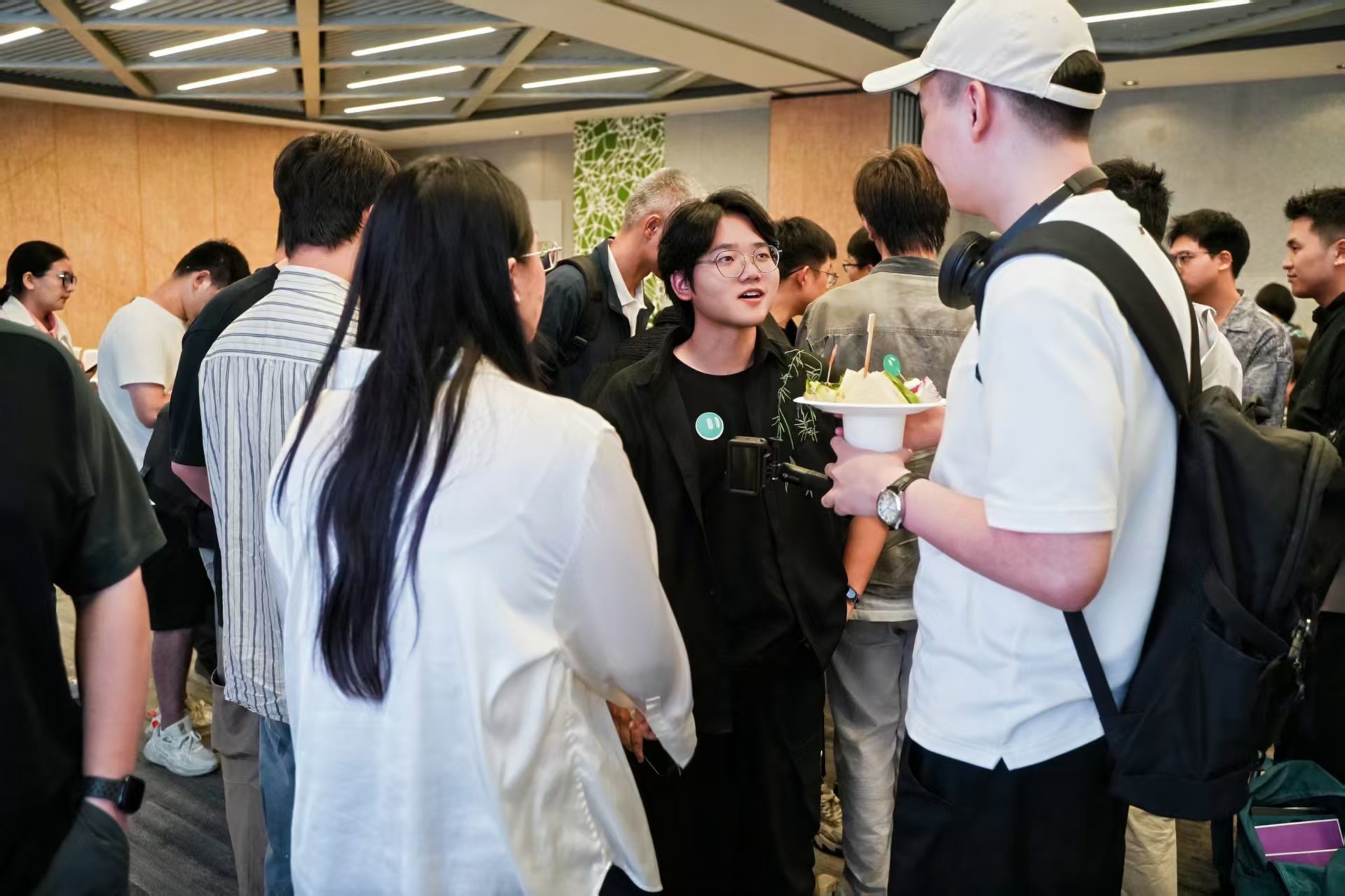 郭一恒参加 Grok Bot 分享会,在活动现场与参与者交流